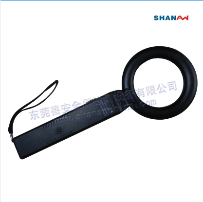 挖出炮彈，金屬探測儀不停的“滴滴”發出警報