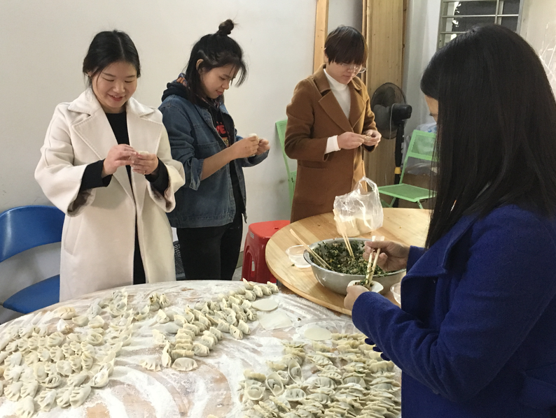 冬至包餃子 溫情暖寒冬-經(jīng)過食品金屬檢測機(jī)，更放心