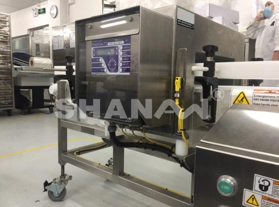東莞黑玫瑰食品有限公司采購進(jìn)口高精度小型金屬檢測機(jī)